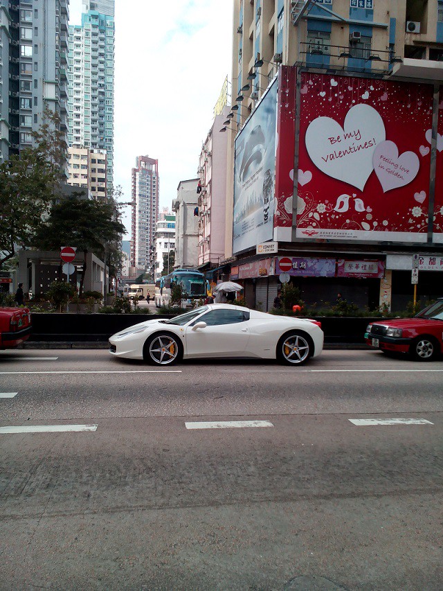 En Ferrari på en av Hong Kongs gator, bilden tagen med Diel Viva! 640x853xIMG_20131220_095020.jpg.pagespeed.ic.5mBAUj1t4U